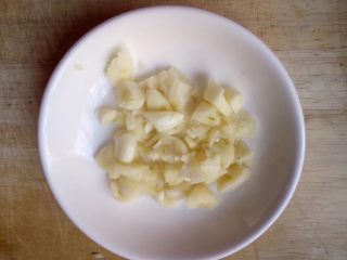 6、家常肉末炒豆角,切好的蒜末