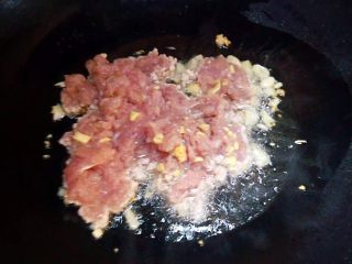 7、家常肉末炒豆角,锅内放油，蒜末炒香，下肉末翻炒