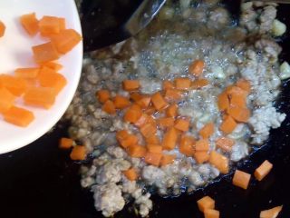 8、家常肉末炒豆角,加入胡萝卜丁一起炒