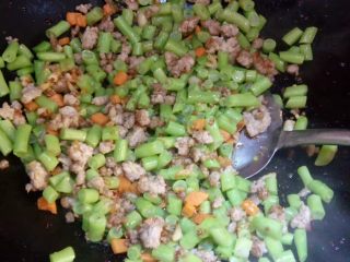 11、家常肉末炒豆角,翻炒片刻