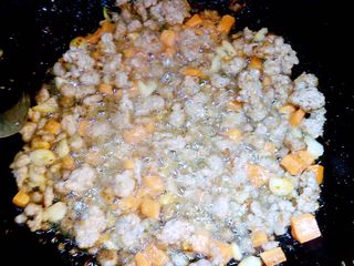 9、家常肉末炒豆角,翻炒均匀