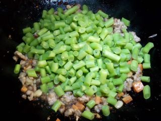 10、家常肉末炒豆角,再加入豆角一起翻炒，豆角切的很细，就不用提前焯水