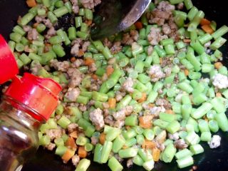 12、家常肉末炒豆角,加入适量生抽调味