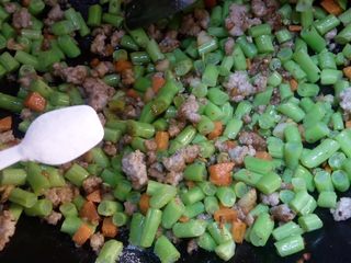 13、家常肉末炒豆角,加1小勺盐，鸡精，前面已经有放生抽，盐就不要放太多，避免太咸