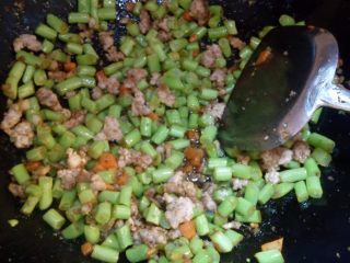 14、家常肉末炒豆角,放好调料后，炒匀即可出锅