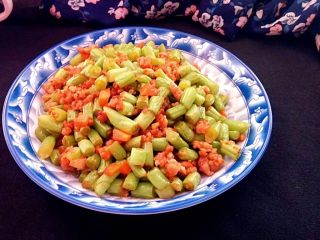15、家常肉末炒豆角,装盘