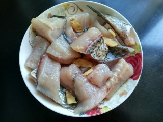 1、麻辣糍粑鱼,鱼提前用盐，料酒，生姜放冰箱腌两天入味。