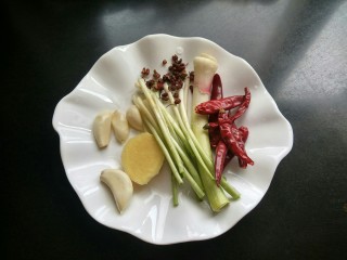 2、麻辣糍粑鱼,准备大蒜，生姜，大蒜梗，干辣椒，花椒，葱白。