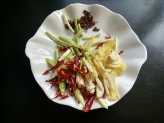 3、麻辣糍粑鱼,生姜，大蒜，干辣椒切丝，葱白，大蒜梗切段。