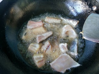 4、麻辣糍粑鱼,锅内放油，烧七成热，将腌好的鱼放入锅内油炸。