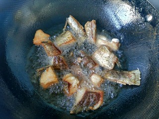5、麻辣糍粑鱼,一面炸黄，再翻一面炸。