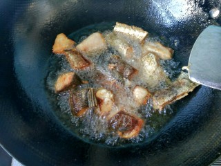 6、麻辣糍粑鱼,两面炸黄。