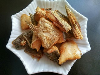 7、麻辣糍粑鱼,捞出备用。