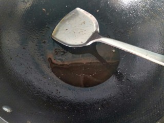 8、麻辣糍粑鱼,锅内留底油。