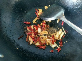 9、麻辣糍粑鱼,将生姜，大蒜，花椒，辣椒爆香。