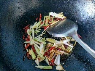 10、麻辣糍粑鱼,放葱白，大蒜梗，放一点盐。