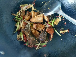 11、麻辣糍粑鱼,倒入炸好的鱼块。