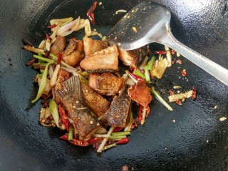 12、麻辣糍粑鱼,每一块鱼肉都蘸上佐料，可以出锅了。