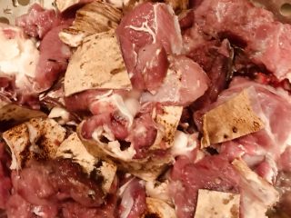 1、辣羊肉火锅,羊腿肉剁好洗净沥水.