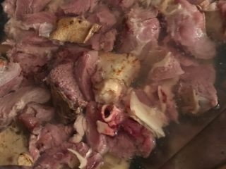 2、辣羊肉火锅,锅内水烧开放羊肉生姜烧开水去腥