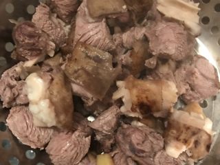 3、辣羊肉火锅,沥水