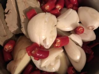 4、辣羊肉火锅,准备小米椒干椒蒜生姜切碎