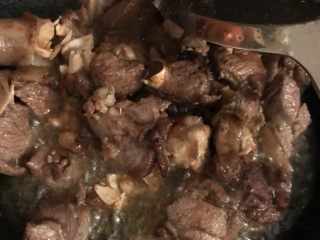 5、辣羊肉火锅,放适量油盐爆炒一遍