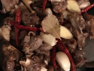 6、辣羊肉火锅,放调料爆炒香即可
