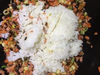 3、高考夜宵—鸡蛋饼卷子,倒入米饭