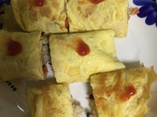 6、高考夜宵—鸡蛋饼卷子,把鸡蛋饼铺在菜板上,放上炒好的米饭,像卷寿司一样,卷成卷子,切成段即可