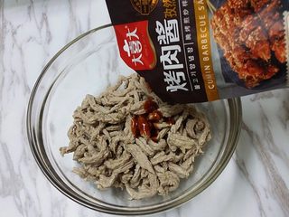 4、#食二星座# 酱爆牛肉丝,沥干后放至碗中加入酱料