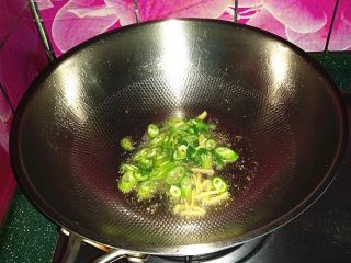 7、#食二星座# 酱爆牛肉丝,炒锅加热倒油，爆香葱姜、杭椒后盛出