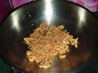 8、#食二星座# 酱爆牛肉丝,留底油倒入腌好的牛肉丝