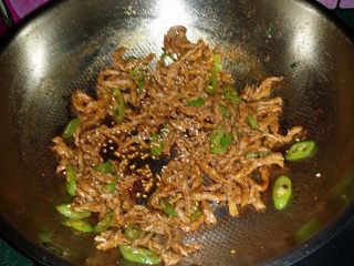 11、#食二星座# 酱爆牛肉丝,炒匀最后撒些白芝麻增香起锅