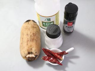 1、酸辣藕片,准备好我们所需要的食材。