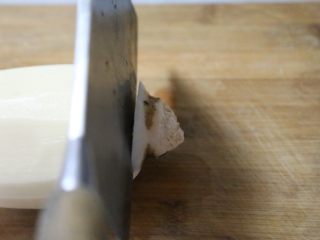 3、酸辣藕片,去掉两边的藕节，在流动的水下顺着藕洞冲洗干净，以防有泥。