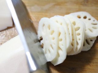 4、酸辣藕片,将冲洗干净的藕切成薄片。