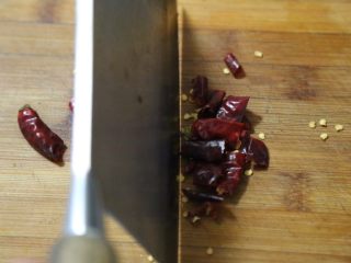 6、酸辣藕片,干辣椒切段。