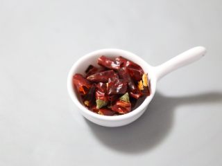 7、酸辣藕片,筛掉大部分的辣椒籽。