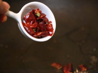 8、酸辣藕片,锅中烧油，油热后放入干辣椒。