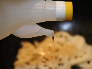 12、酸辣藕片,倒入白醋。