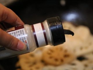 13、酸辣藕片,加入适量的胡椒粉。