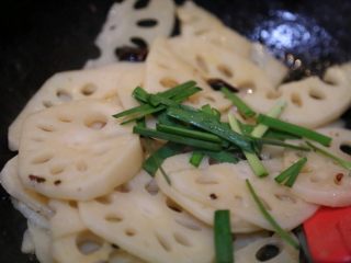 15、酸辣藕片,翻炒藕片快熟时，加入几根切段的韭菜。