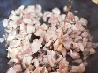 6、做饼＋咖喱香菇鸡丁披萨饼,加入料酒。