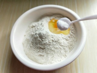 12、做饼＋咖喱香菇鸡丁披萨饼,将面粉放入器具中，加入鸡蛋，盐。