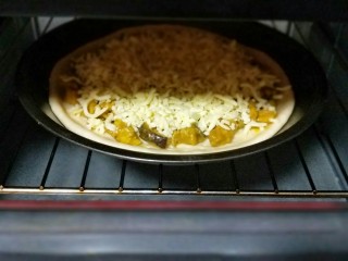 22、做饼＋咖喱香菇鸡丁披萨饼,烤箱190度预热5分钟，披萨盘放入烤箱中层的烤网上，烤20分钟，注意观察颜色，(可以根据自家烤箱温度另定时间和温度。)