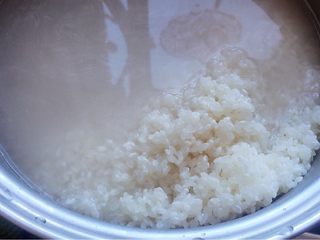 1、酱香味秋葵寿司(纯素版),大米用水投洗干净