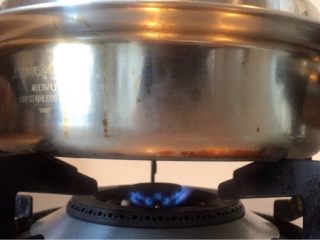 3、酱香味秋葵寿司(纯素版),浸泡半个小时后开火蒸大米饭。