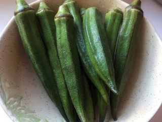 4、酱香味秋葵寿司(纯素版),蒸米饭期间把秋葵清洗干净