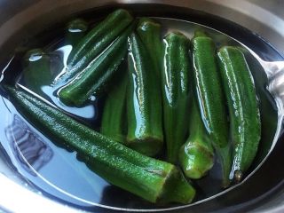 6、酱香味秋葵寿司(纯素版),捞出焯好的秋葵快速浸入冰水中,这样秋葵保持脆嫩爽口